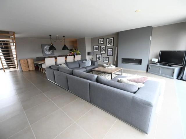 Ongemeubeld Prachtig en UNIEK duplexappartement met 3 slpk. gelegen in het centrum van Knokke, met een facade van 10 meter en een open zicht op de Dumortierlaan. HUREN OP VENNOOTSCHAP MOGELIJK!