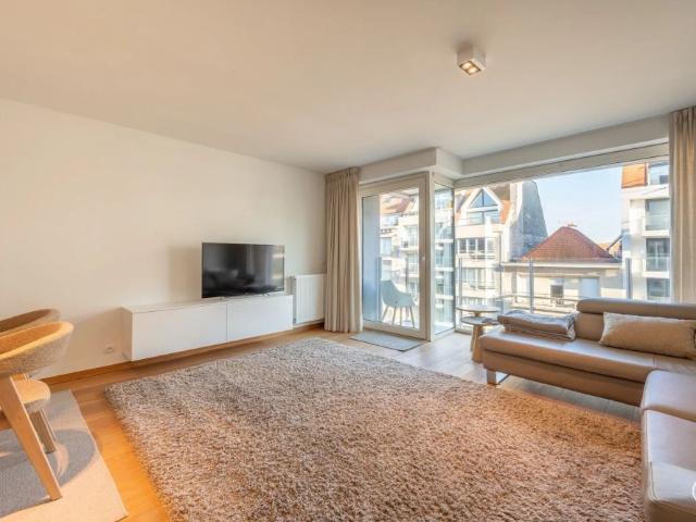 ONGEMEUBELD Récent appartement met mooie gevelbreedte centraal gelegen op de Lippenslaan te Knokke