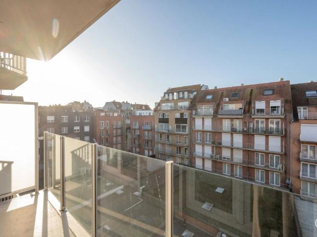 ONGEMEUBELD Récent appartement met mooie gevelbreedte centraal gelegen op de Lippenslaan te Knokke. BEZOEKDAG zaterdag 18 juli 2026! OP AFSPRAAK 050/ 62 53 62!