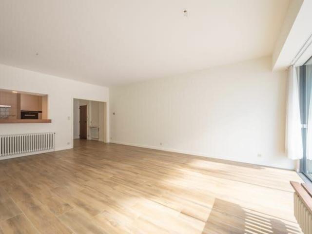 Ongemeubeld: ruim appartement in een zijstraat van de zee.