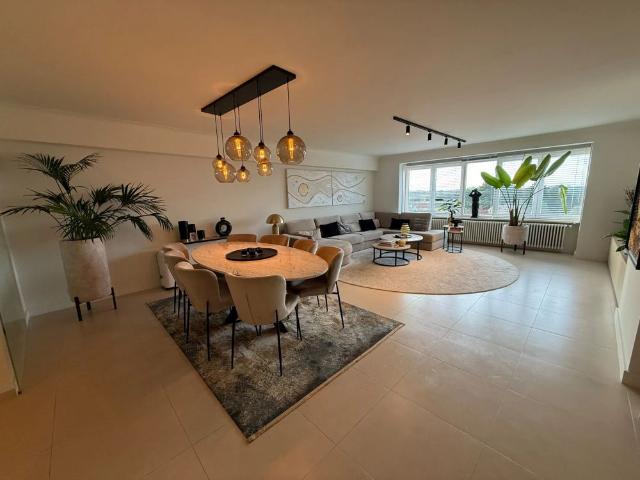 ONGEMEUBELD Ruim appartement 3 slaapkamers met een PRACHTIG ZICHT op het groen en de villa's, in het Zoute. KAN OP VENNOOTSCHAP GEHUURD WORDEN