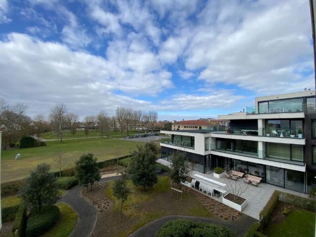 ONGEMEUBELD: SERVICEFLAT: Lichtrijk 1 slaapkamer appartement met een groot terras en mooi open zicht op het cultuurcentrum Scharpoord in de Residentie Cypres