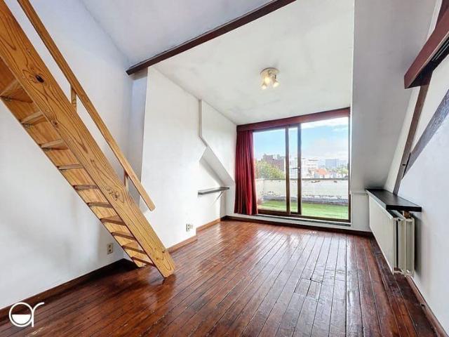 Ongemeubelde duplex studio in een herenhuis met dakterras
