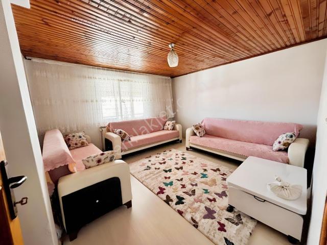 Önlü'den Atatürk Mah'da 3+1 100m2 Az Katlı Binadan Çatı Katı