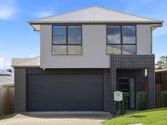 ONLY 2.5 YEARS OLD UNDER BUILDER'S WARRANTY & MOVE IN READY