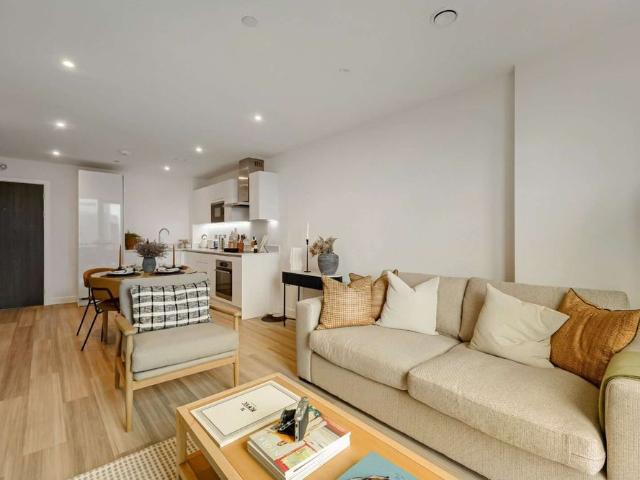 Onsite Gym | One Double Bedrooms | Luxury Fully Furnished | 24 Hour Concierge & a Host of Luxury Facilities | Parking Available for Additional cost of £200PCM