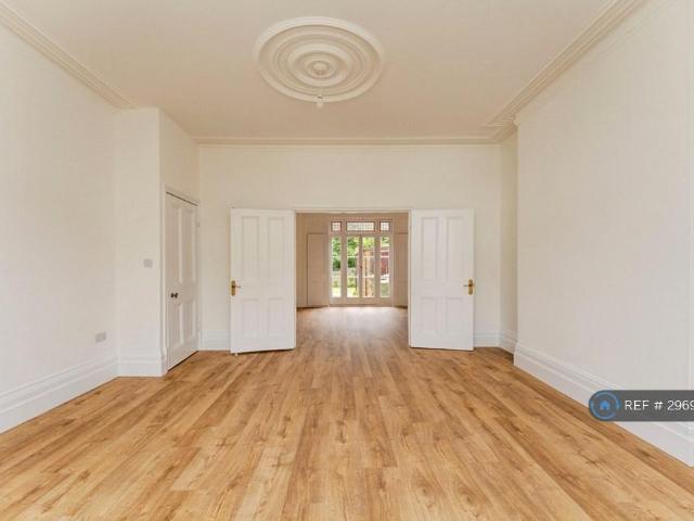 Onslow Gardens, London, N10 2 bed flat to rent £2,800 pcm £646 pw
