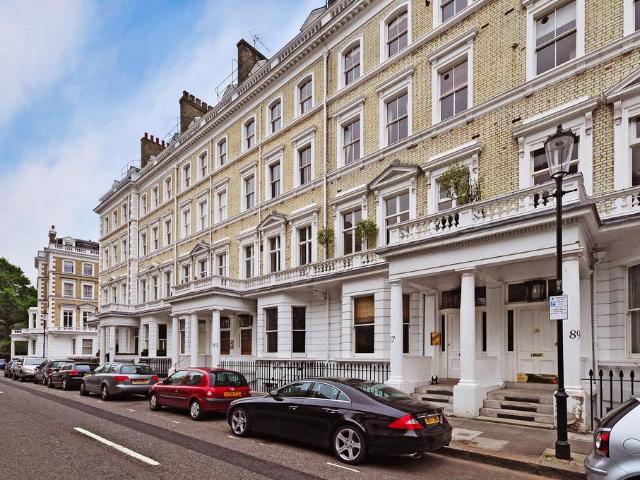 Onslow Gardens London SW7 2 bed flat to rent £4,312 pcm £995 pw