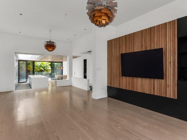 Onslow Gardens, N10 5 bed terraced house to rent £9,997 pcm £2,307 pw