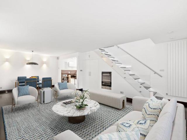 Onslow Mews West, South Kensington. 3 bed mews to rent £7,500 pcm £1,731 pw