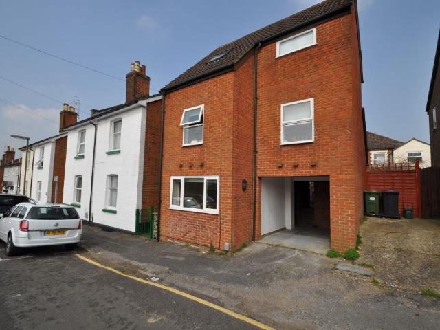 Onslow Road, Guildford, Surrey GU1, 2 bed maisonette to rent, £1,650 pcm | PrimeLocation