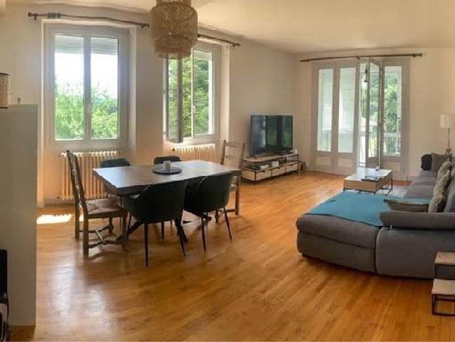 Ontdek dit ruime huis uit de jaren 60 met veel potentieel, g. 240m² Le Bugue