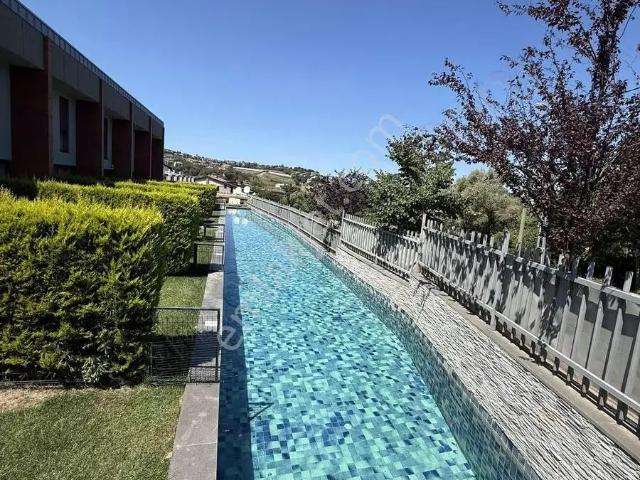 Önü Açık Havuzlu Villa