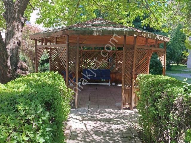 Osman Zeki Yücesan Okulu'nun Karşısında 180 M2 3+1 Satılık Daire