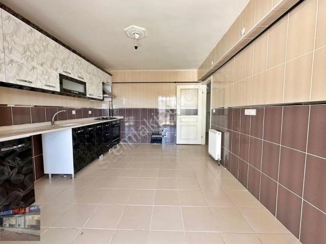 Osmangazi Mah.de Cad'de Üzeri Kat Konumun'da 3 Balkon'lu Fırsat!