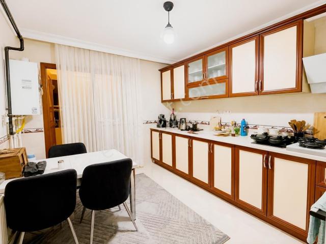 Osmangazi Mahalle'sinde Ara Kat Geniş M2 Cadde Yakını 3+1 Daire