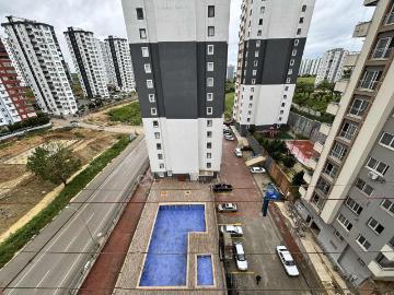 Osmangazi'de~havuzlu~site~içerisinde~geniş~oturumlu~1+1~balkonlu