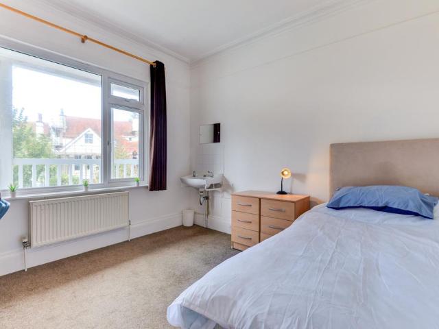 Osmond Road, Hove BN3 1 bed in a house share to rent £750 pcm £173 pw