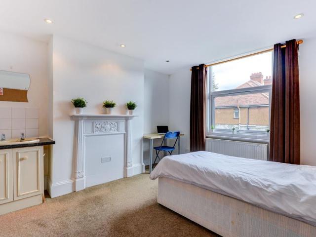 Osmond Road, Hove BN3 1 bed in a house share to rent £800 pcm £185 pw