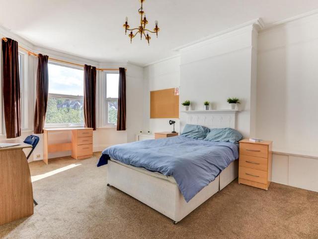 Osmond Road, Hove BN3 1 bed in a house share to rent £800 pcm £185 pw