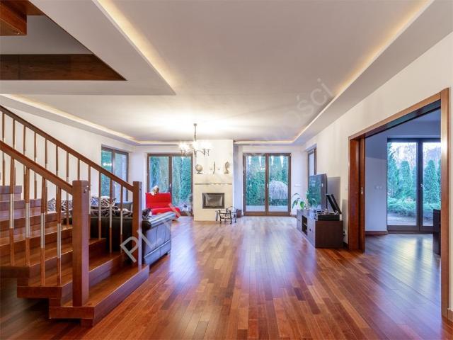 Przestronny dom 240 m2 z ogrodem i garażem w Osowcu