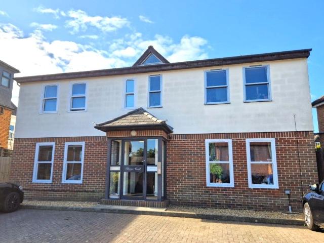 Osborne Court, Wokingham RG40, 2 bed flat to rent, £1,300 pcm | PrimeLocation
