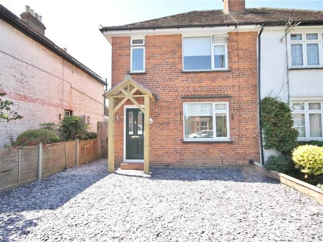 Osborne Road, Egham, Surrey, TW20 5 bed semi detached house to rent £3,100 pcm £715 pw