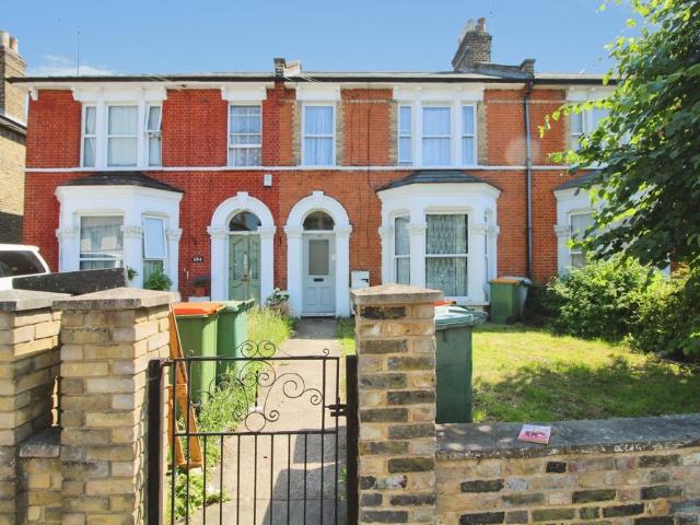 Osborne Road, Forest Gate, E7 0PR 3 bed flat to rent £2,400 pcm £554 pw