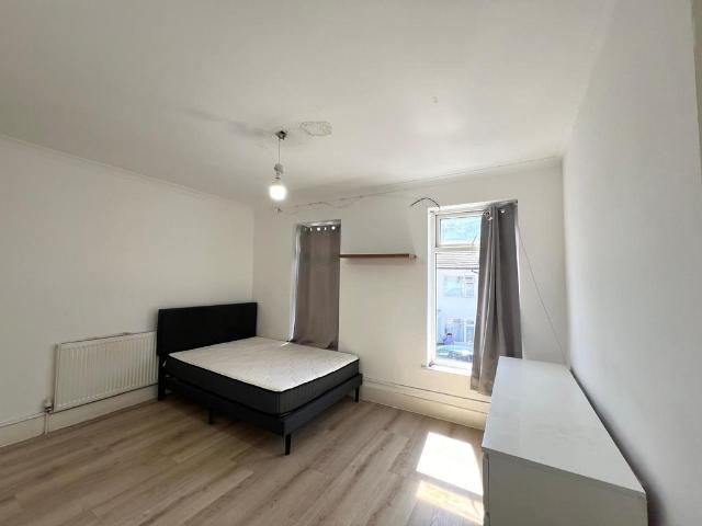 Osborne Road, Hounslow TW3 2 bed flat to rent £1,500 pcm £346 pw