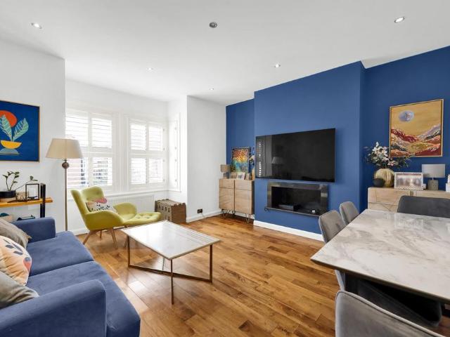 Osborne Road, London 3 bed flat to rent £3,100 pcm £715 pw