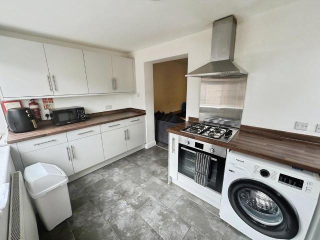 Osborne Road, Surrey TW20 5 bed semi detached house to rent £3,000 pcm £692 pw