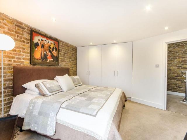 Osborne Road, Willesden Green. 4 bed detached house to rent £4,400 pcm £1,015 pw