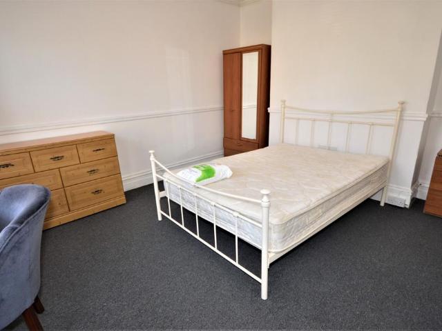 Osborne Road, Winton 5 bed detached house to rent £2,500 pcm £577 pw