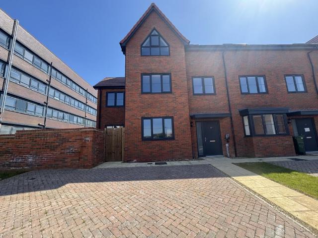 Osbourne Gardens, AYLESBURY 5 bed house to rent £2,500 pcm £577 pw