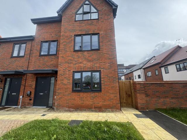 Osbourne Gardens, AYLESBURY 3 bed house to rent £2,000 pcm £462 pw
