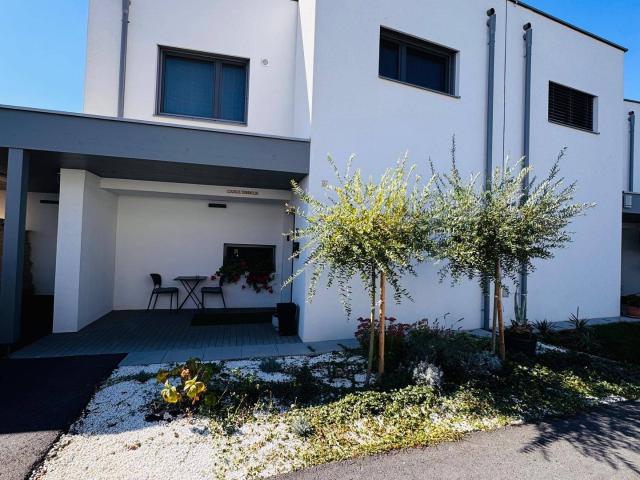 OSG Reihenhaus auf 271 m² Grundstück mit Luftwärmepumpe, unverbaubarem Grünblick, Miele Küche, Holztreppe & PV in Großpetersdorf