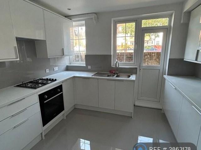 Oslac Road, London, SE6 4 bed flat to rent £2,250 pcm £519 pw