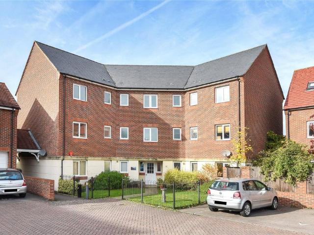 Osprey Avenue, Bracknell, Berkshire. 2 bed flat to rent £1,550 pcm £358 pw