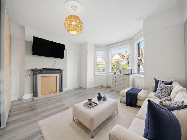 Osterley Avenue, London TW7 2 bed ground floor flat to rent £2,300 pcm £531 pw