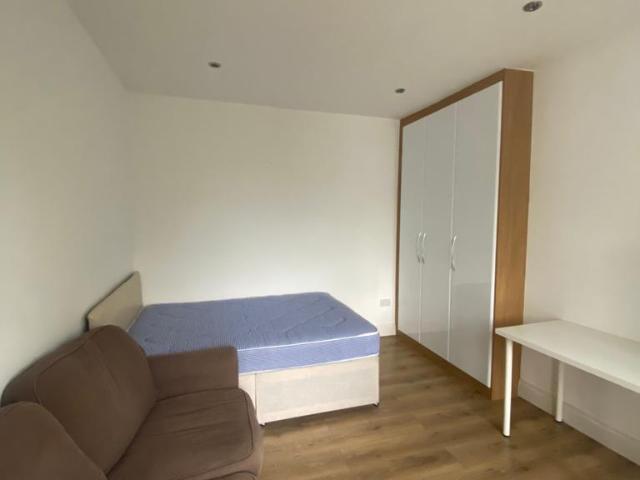 Osterley Crescent, Isleworth TW7 1 bed in a house share to rent £800 pcm £185 pw