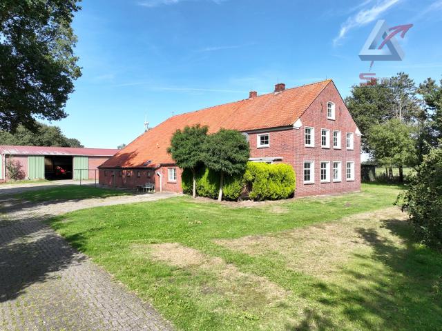 Ostfriesisches Bauernhaus mit Stallungen und Weide
