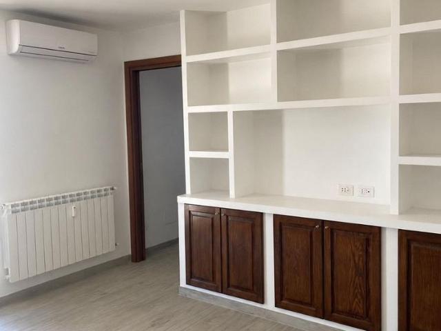 Ostia trilocale arredato con doppio terrazzo