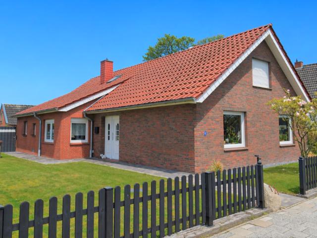 Ostrhauderfehn: Gemütliches Wohnhaus mit großem Grundstück am Fehnkanal