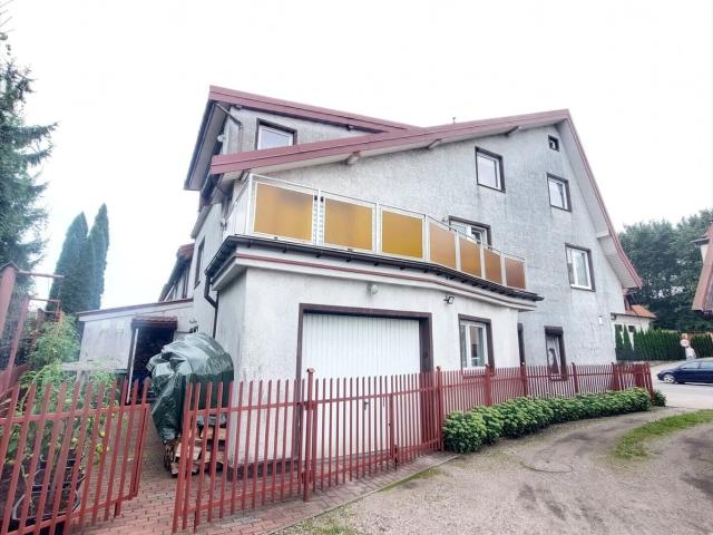 Przestronny dom z pawilonem usługowym i garażem