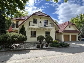 Luksusowa rezydencja z ogrodem, garażem i tarasem