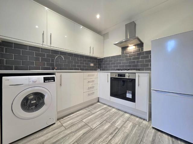 Oswyth Road, London, SE5 2 bed flat to rent £2,200 pcm £508 pw