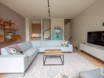 Op zoek naar een royaal en volledig gemeubileerd huis op een unieke locatie in Rotterdam? Dit prachtige huis van maar liefst