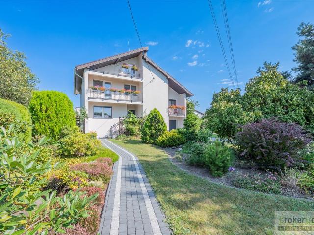Zapraszam do obejrzenia przestronnego domu 200 m² z garażami i ogrodem
