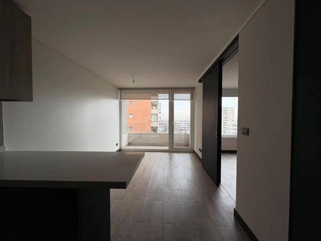 OPORTUIDAD! Cómodo y amplio departamento de 1 dormitorio y 1 baño con terraza, estacionamiento y bodega