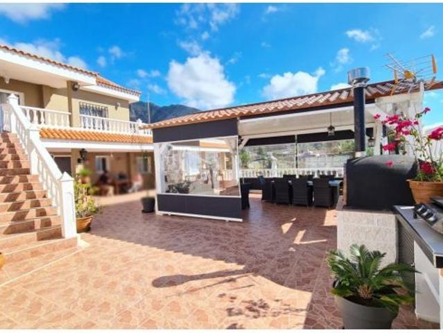 ¡OPORTUNIDAD! TINERCASA OFRECE“VIVIR EL SUEÑO CANARIO: VILLA ESPACIOSA CON VISTAS PANORÁMICAS, TRANQ